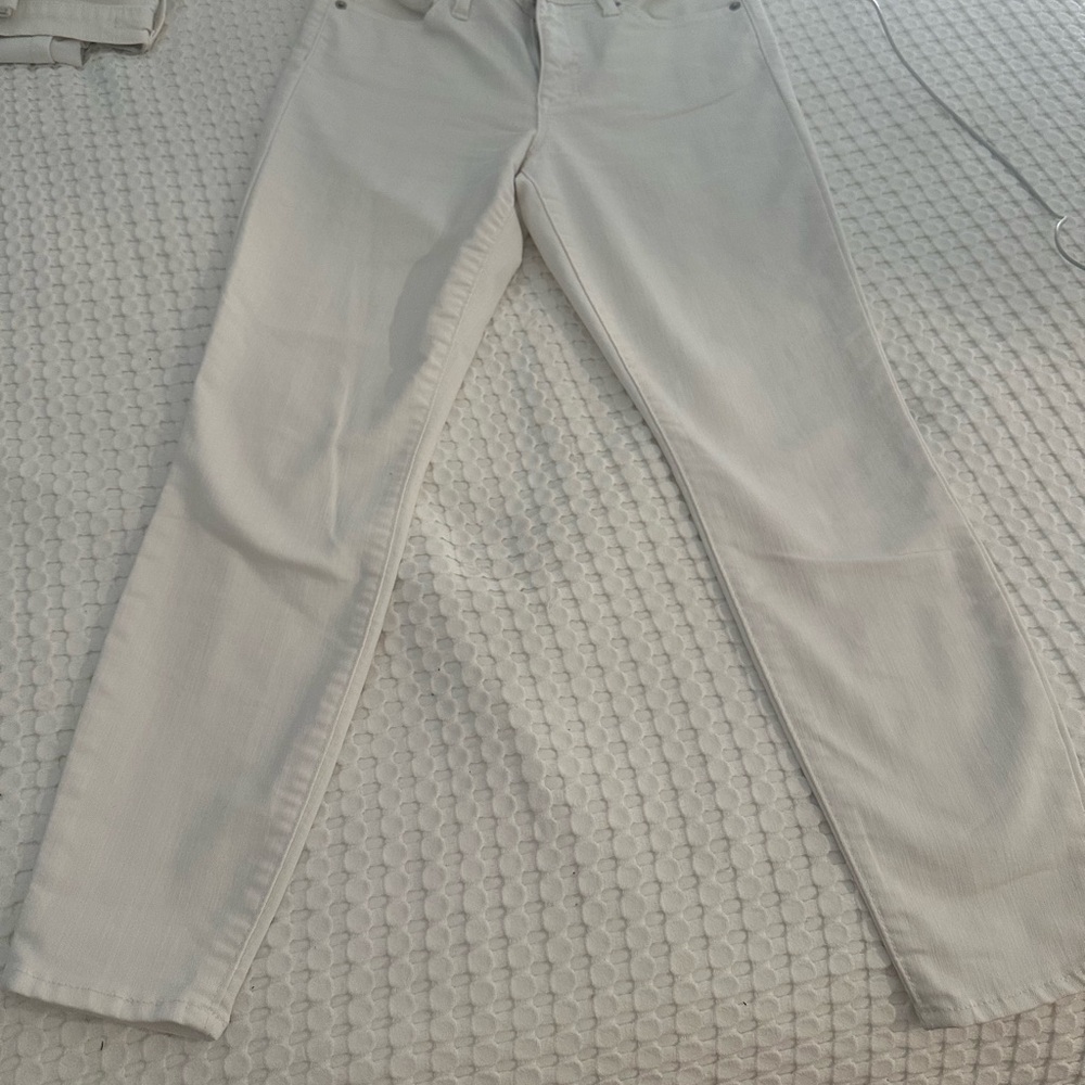 GAP | White Stretchy Straight-Leg Jeans (Size 4/27) 🥥